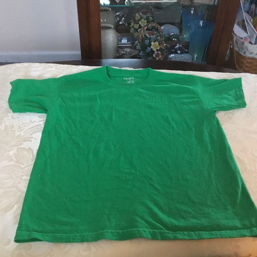 Gildan Kelly Green T-shirt. Size YM 10/12